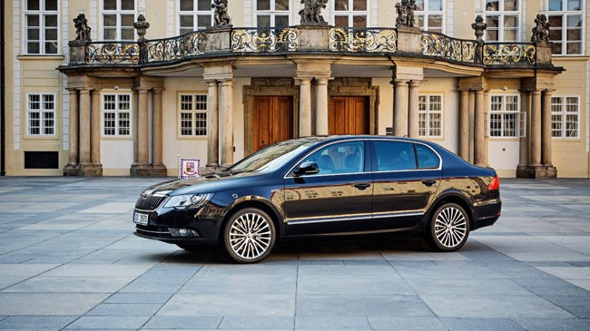 Skoda Superb 2014 bọc thép là mẫu xe sang trọng và mạnh mẽ nhất do Cộng hòa Séc sản xuất. Xe sử dụng động cơ FSI V6, dung tích 3,6 lít. Động cơ sản sinh công suất tối đa 256 mã lực và mô-men xoắn cực đại 350 Nm. Nội thất bọc da nâu, bộ phụ kiện trang trí màu đen, ghế trước có tính năng sưởi ấm và thông khí...