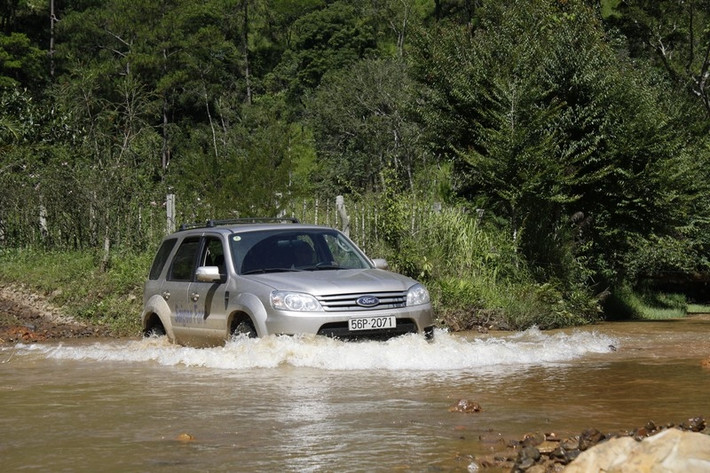 Ford Escape là mẫu SUV 5 chỗ thích hợp với nhiều mục đích sử dụng, đặc biệt xe vận hành tốt trong những điều kiện đường xá ngập nước. Lợi thế về gầm cao nên người lái Escape có tầm quan sát tốt, ngoài ra khả năng xoay sở của xe cũng khá thuận tiện, có thể leo lên vỉa hè mà không cần phải lo sợ bị cạ gầm, tới hay lui hay "phanh" thoải mái ở những cung đường gồ ghề thay vì phải "rón rén" khi chạy xe sedan.