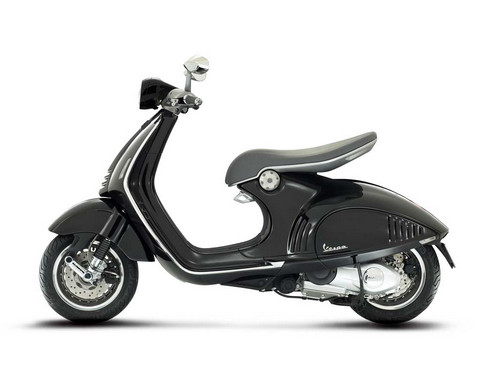 Đối nghịch với 2 mẫu xe trên, siêu phẩm Vespa 946 2014 của Piaggio được coi là chiếc xe tay ga đắt nhất khu vực châu Á. Ở Việt Nam, giá xe sau thuế ở mức 340 triệu đồng, ngang giá một chiếc ô tô loại nhỏ.