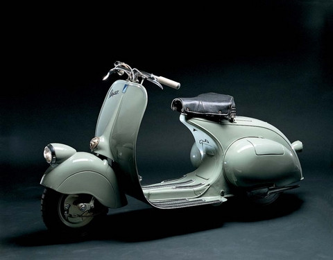 Năm 1946, hãng Piaggio tới Cơ quan sáng chế trung ương của Italy đăng ký độc quyền mẫu xe máy mới mà sau này nổi tiếng với tên gọi Vespa. Vespa thu hút người tiêu dùng bởi kiểu dáng khí động học bao trùm toàn bộ chiếc xe. Đây cũng là mẫu xe đầu tiên sử dụng kết cấu liền khối monocoque. Sản phẩm Vespa đầu tiên mang tên Vespa 98 được công bố tại triển lãm Milan 1946 và ngay trong năm này, Piaggio đã sản xuất 2.484 chiếc Vespa.