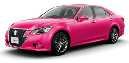 Toyota Crown được xem là chiếc xe quyến rũ và cao cấp nhất của Toyota, tung ra thị trường vào tháng 9/2013. Toàn bộ xe có màu hồng, viền mạ crôm sang trọng, lưới tản nhiệt trước cỡ lớn và có thiết kế trẻ trung. Phiên bản tiêu chuẩn Crown Royal được trang bị động cơ V6 2.5L, cho công suất cực đại 200 mã lực và mô-men xoắn 243 Nm, kết hợp với hộp số tự động 6 cấp.