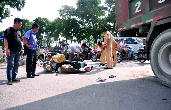 4. Dừng đèn vàng, Phó chỉ huy quân sự tỉnh Bến Tre tử vong.Lúc 6h45 sáng 2/11, một vụ tai nạn giao thông nghiêm trọng đã xảy ra trên Quốc lộ 60, đoạn qua tỉnh Bến Tre làm một người chết và một người bị thương nặng. Người tử vong là ông Châu Minh Tâm, đại tá, Phó chỉ huy trưởng Bộ Chỉ huy quân sự tỉnh Bến Tre.