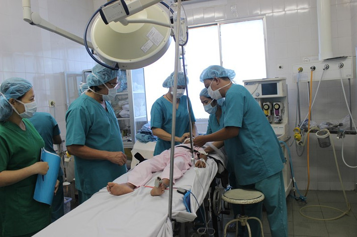 Ngoài sứt môi hở vòm, Nghiệp còn bị dị tật tim bẩm sinh. Do đó, các bác sĩ phải hết sức cẩn thận trong bước gây mê và đặt nội khí quản.