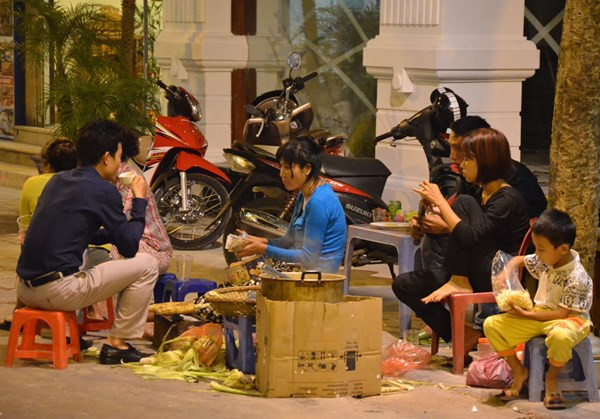 Ăn ngô nướng trong tiết trời se lạnh là một cái thú.