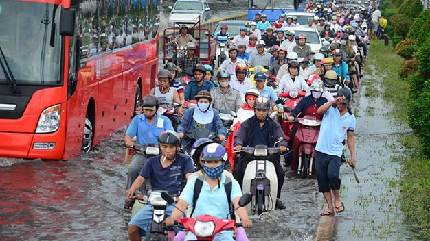 Mực nước ngập từ 0,3 đến 0,5m khiến nhiều phương tiện chết máy giữa đường. Người dân đi ra đường phải dầm trong nước mưa bẩn vô cùng khốn khổ.