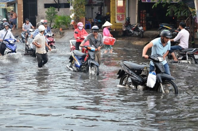 7. Mưa liên tiếp 4 ngày, dân Sài Gòn khốn khổ lội nước. Cơn mưa lớn chiều ngày 25/11 và 3 ngày trước đó khiến các tuyến đường ở Sài Gòn như Lũy Bán Bích, Lương Minh Nguyệt, Lương Thế Vinh (Q.Tân Phú), Phan Anh, Tô Hiệu, Kinh Dương Vương (Q.Bình Tân), An Dương Vương (Q.6)... bị ngập nặng.