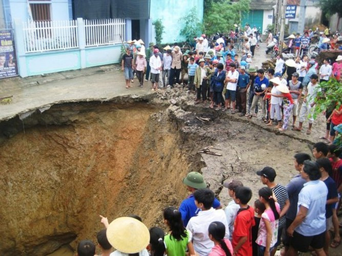 9. Hố tử thần sâu 6m bất ngờ xuất hiện ở Thanh Hóa, đe dọa làm đổ nhà dân. Rạng sáng 28/10, một vụ sụt lún đất nghiêm trọng xảy ra tại địa bàn thôn 2, xã Quý Lộc (huyện Yên Định, Thanh Hóa) khiến 4 nhà dân đứng trước nguy cơ đổ sập bất cứ lúc nào. Thời điểm trên, mọi người đang ngủ trong nhà thì bỗng nghe thấy tiếng động lạ, nền đất rung lắc nhẹ. Khi một số người dân chạy ra, rọi đèn xem thì phát hiện một hố sâu ngay cạnh chân móng nhà họ.
