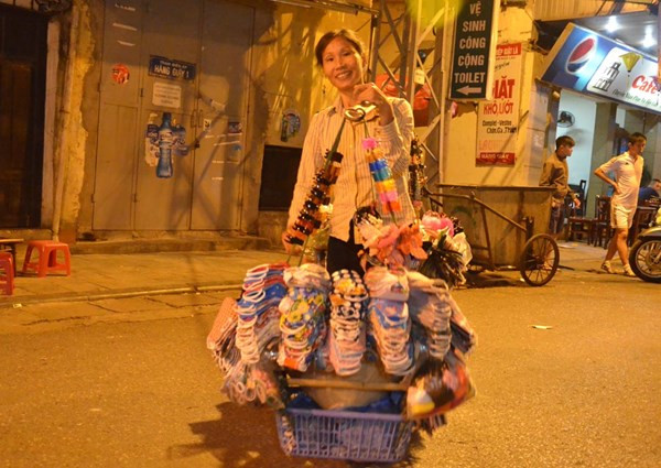 Những gánh hàng rong trong đêm gió.