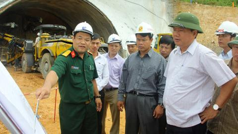 Bộ trưởng Thăng trong một chuyến vi hành kiểm tra hiện trường dự án nâng cấp, mở rộng quốc lộ 1 đoạn Đông Hà - Huế hồi tháng 7/2014. Tại đây, Bộ trưởng Thăng cho biết, mặt đường tránh Huế có hiện tượng hằn lún vệt bánh xe, phải cào bóc và thảm lại, nếu vẫn hư hỏng sẽ cách chức lãnh đạo Ban quản lý dự án. Bộ trưởng cũng kiên quyết phê bình đơn vị giám sát trưởng là Viện Khoa học công nghệ GTVT.