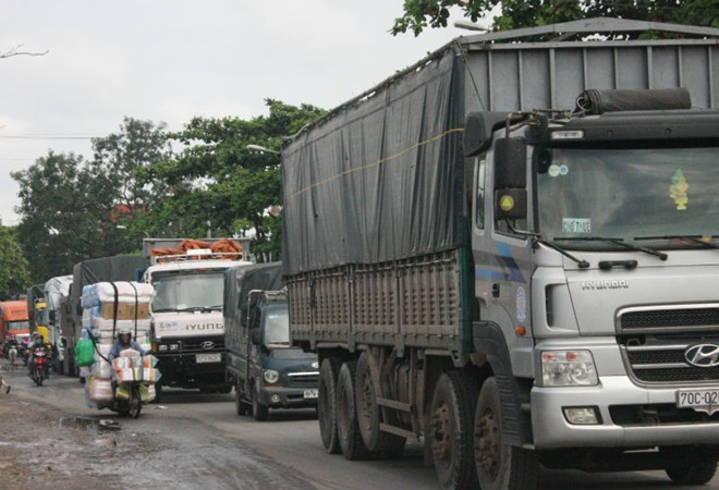 Vụ tai nạn không gây thiệt hại về người nhưng khiến giao thông qua khu vực ùn tắc nhiều giờ, chiếc xe tải hư hỏng nặng.