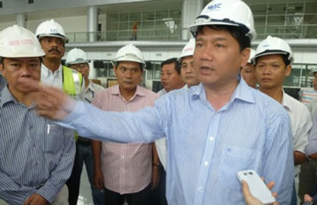 Ngày 4/10/2011, sau khi thị sát thực trạng xây dựng công trình nhà ga hành khách sân bay quốc tế Đà Nẵng, Bộ trưởng Đinh La Thăng đã thay ngay tổng chỉ huy công trình vì dự án ì ạch, chậm tiến độ gần 2 năm.