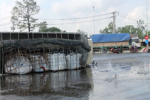 Theo thông tin ban đầu, vào thời điểm trên, tài xế Huỳnh Văn Nhâm (38 tuổi, ngụ TP.Biên Hòa) điều khiển xe tải chở 5 thùng axít (khoảng 5.000 lít) đi từ huyện Long Thành về TP.Biên Hòa.