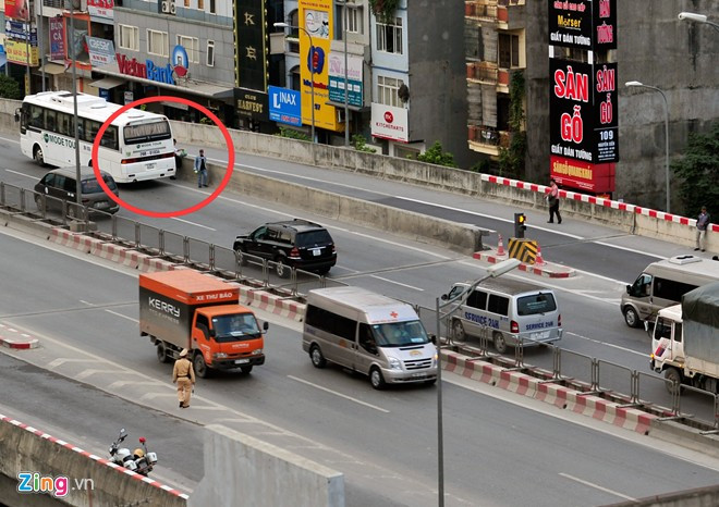 Theo thượng úy Đào Tiến Hoàng (Đội CSGT số 7), nhiều xe khách, xe đưa đón nhân viên hoặc xe con thản nhiên trả khách ở trên cầu. Có tài xế còn trả khách ở đoạn xa vị trí của CSGT khiến lực lượng này không thể xử lý kịp.