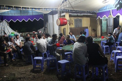 2 ngày sau, công an đã bắt giữ được nghi can gửi món quà này, là đối tượng Nguyễn Thanh Thanh, 21 tuổi, ngụ huyện Tân Phú, tỉnh Đồng Nai. Bước đầu Thanh khai nhận, giữa y và nữ sinh N.Y (học sinh trường THPT Đoàn Kết) có tình cảm yêu đương. Gần đây, phát hiện người yêu có quan hệ tình cảm với anh H.C.V. là giáo viên trường Đoàn Kết, Thanh nung nấu ý định trả thù. Thanh lên mạng học cách pha chế thuốc nổ làm mìn tự chế rồi gói làm quà đem đến đặt trước cửa nhà thầy giáo V. ngay tại khu tập thể giáo viên của trường đúng vào dịp kỷ niệm Ngày nhà giáo Việt Nam.
