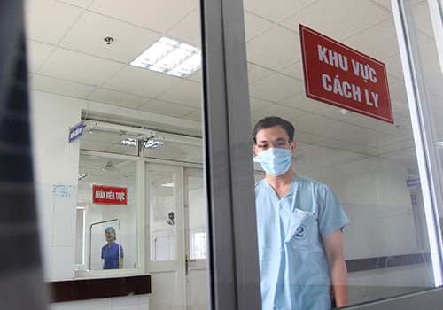 Sở Y tế Đà Nẵng tổ chức họp và phát thông báo khẩn về việc tiếp nhận ca nghi nhiễm Ebola, đồng thời lấy mẫu bệnh phẩm để chuyển ra Hà Nội cho Viện Vệ sinh dịch tễ Trung ương. Chiều 2/11, đã có khẳng định bệnh nhân Ch. không mắc Ebola sau 3 lần xét nghiệm PCR đều âm tính.