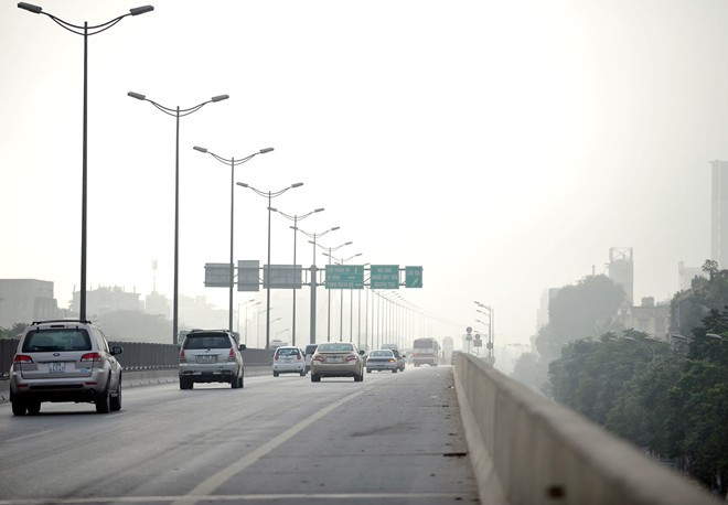Lái xe đi đường trên cao lúc 7h sáng sẽ thấy làn sương mù phía trước màu trắng đục, tầm nhìn vẫn rõ khi ở khoảng cách dưới 50m.