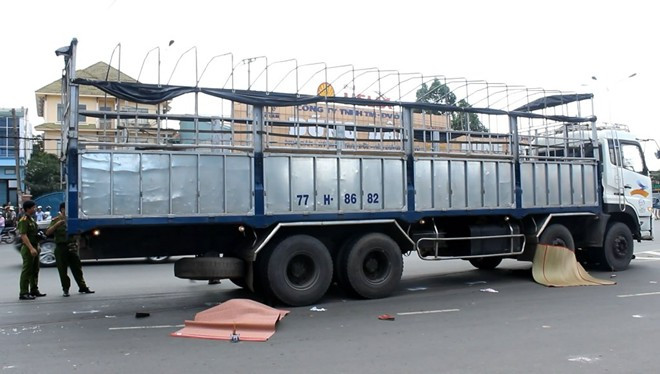 Cú tông cực mạnh khiến các nạn nhân cùng chiếc xe bị cuốn vào gầm, kéo lê đi một đoạn. Hai nạn nhân tử vong tại chỗ, thi thể bị kẹt dưới bánh xe tải.