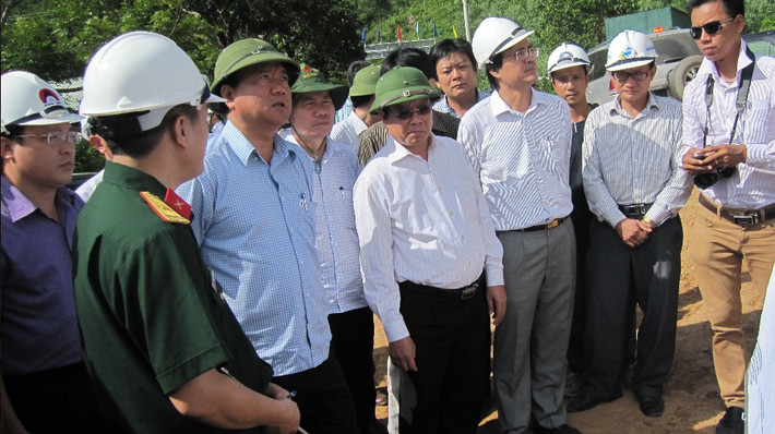 Ý kiến của Đại biểu Quốc hội Cao Sỹ Kiêm mới đây nói rằng Bộ trưởng Đinh La Thăng phải tạo ra cơ chế, đừng nên đi ra đường giải quyết từng việc cụ thể, vụn vặt đã gây nóng dư luận. Kiến Thức xin điểm lại những chuyến "ra đường" giải quyết các công việc lớn, bé của vị tổng tư lệnh ngành Giao thông vận tải.