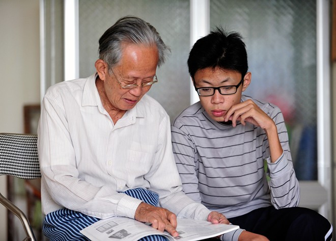 Từ đó, thầy Cung Văn Hóa không chỉ là người ông, mà còn là người cha của cậu bé. Ông đã có quãng thời gian vất vả sống trong căn nhà trọ 10 m2 giữa lòng thành phố cùng đồng lương hưu ít ỏi.