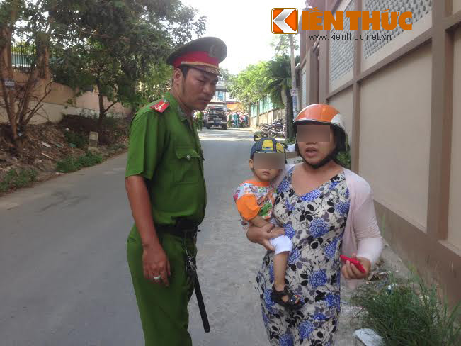 Vợ con đối tượng được lực lượng chức năng đưa đến hiện trường để thuyết phục chồng.