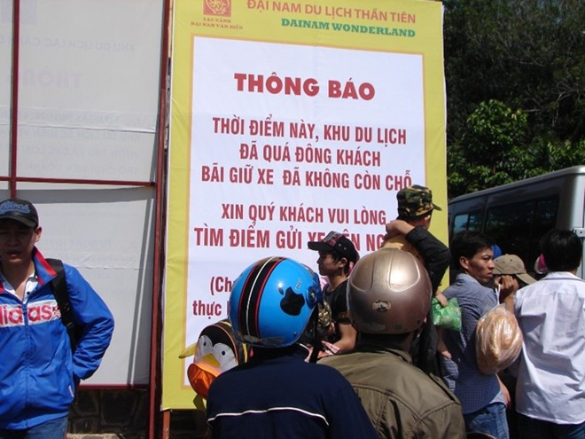 9h cùng ngày, đã có hơn 300.000 du khách, các bãi xe trong khu du lịch đều quá tải. Bên ngoài cổng Đại Nam mọc lên hàng trăm bãi giữ xe tự phát thu phí với giá “cắt cổ” 10.000 - 20.000 đồng/xe, nhưng không có du khách nào phàn nàn.