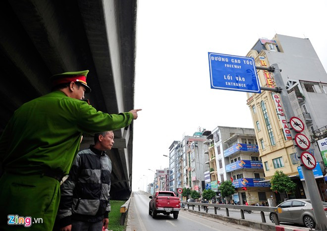 Trung tá Nguyễn Ngọc Vinh cho biết, hầu hết người vi phạm đều được nhắc nhở nhưng nhiều người vẫn cố tình làm ngược lại.
