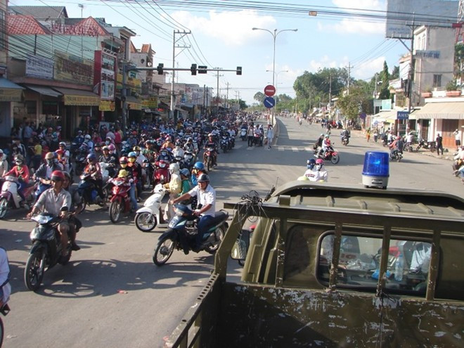 Dòng người ùn ùn đổ về khu du lịch Đại Nam suốt ngày.