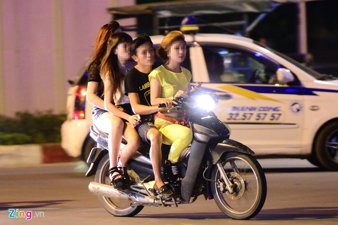 Đã có không ít người chạy xe lưu thông trên ngã tư này giật bắn mình khi nghe tiếng còi, tiếng ga xe của nhóm quái xế rú đinh tai phía sau rồi phóng với tốc độ cao vụt ngang qua mặt. Nhiều người dân bày tỏ bức xúc với tình trạng vi phạm luật giao thông ngang nhiên diễn ra hàng ngày giữa thủ đô.