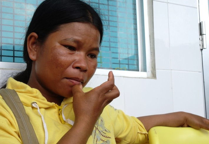 Chị Tà Yên Thị Bương - mẹ cháu vô cùng lo lắng khi con vào phòng phẫu thuật.