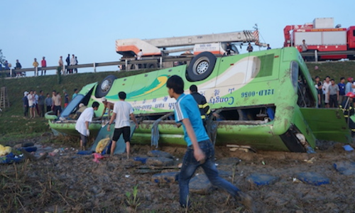 3. Xe khách lật nhào xuống ruộng, 1 người chết, 19 người bị thương. 5h sáng 29/11 trên quốc lộ 1A đường tránh thành phố Vinh, thuộc địa bàn xóm 10, xã Nghi Vạn, huyện Nghi Lộc, Nghệ An đã xảy ra 1 vụ tai nạn xe khách chở 35 công nhân từ Lạng Sơn đi Nghệ An bị lao xuống ruộng, lật ngửa, 1 người chết, 19 người bị thương.