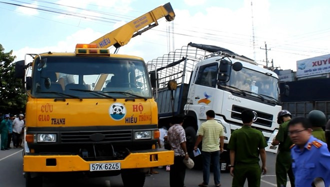 Lực lượng chức năng nhanh chóng có mặt tại hiện trường xử lý vụ việc. Một xe cứu hộ được điều động đến nâng ôtô tải lên để đưa thi thể nạn nhân ra ngoài.
