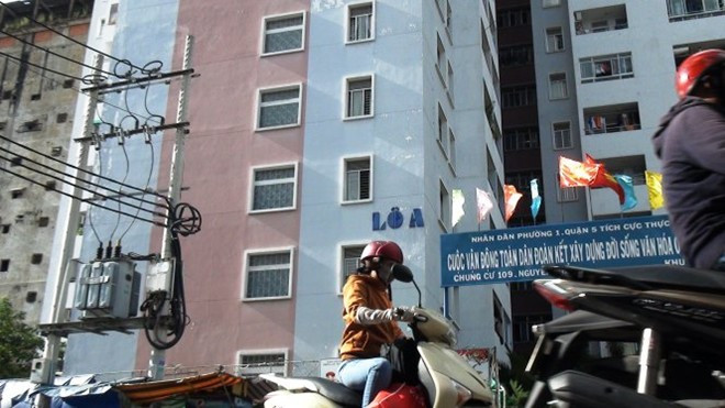 1. Bé trai 4 tuổi rơi từ tầng 10 xuống đất thoát chết. Ngày 25/10, tại Chung cư 109 Nguyễn Biểu (phường 1, quận 5, TP HCM), một vụ tai nạn đã xảy ra khiến cả khu dân cư xôn xao. Một bé trai 4 tuổi tên Đặng Gia Nam sống tại căn hộ 10.10 lô A của chung cư đã rơi từ tầng 10 xuống đất nhưng điều thần kỳ là bé Nam không bị làm sao. Theo bà ngoại bé Nam, bà đang nấu ăn trong bếp thì không thấy cháu đâu, chạy ra lan can tìm thì thấy 1 cái ghế được đặt cạnh đó, còn bé Nam đang nằm bất động dưới mặt đất.