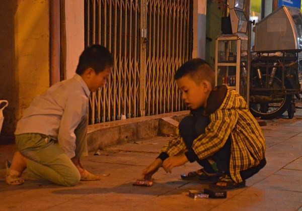 Khoác thêm tấm áo ấm, các em nhỏ vô tư chơi đùa trên phố.