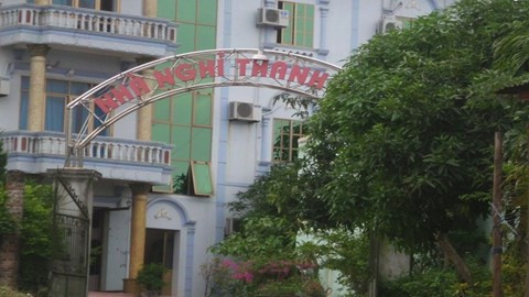 9. Nữ sinh viên cùng người yêu cứa cổ tự tử trong nhà nghỉ gây rúng động Thái Nguyên. Khoảng 5h sáng 11/11, công an tỉnh Thái Nguyên nhận được tin báo có đôi nam nữ chết trong nhà nghỉ Thanh Mai (phường Tân Lập, TP Thái Nguyên). Nạn nhân trong vụ án mạng này là Đặng Mai B. (SN 1994, sinh viên của một trường Cao Đẳng trên TP Thái Nguyên) và Lường Văn Minh (sinh năm 1981, cả 2 cùng trú tại huyện Đồng Hỷ). Điều đáng nói là nạn nhân nam đã có vợ và 2 con.