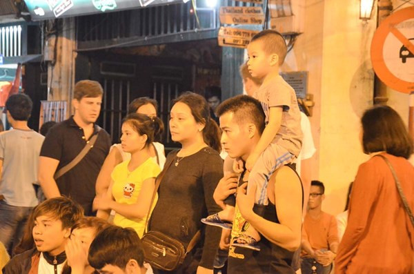 Đi dạo trên phố trong tiết trời se lạnh.