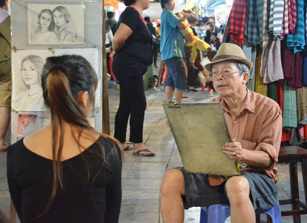 Nhiều bạn trẻ xuống đường đón gió lạnh đầu mùa.