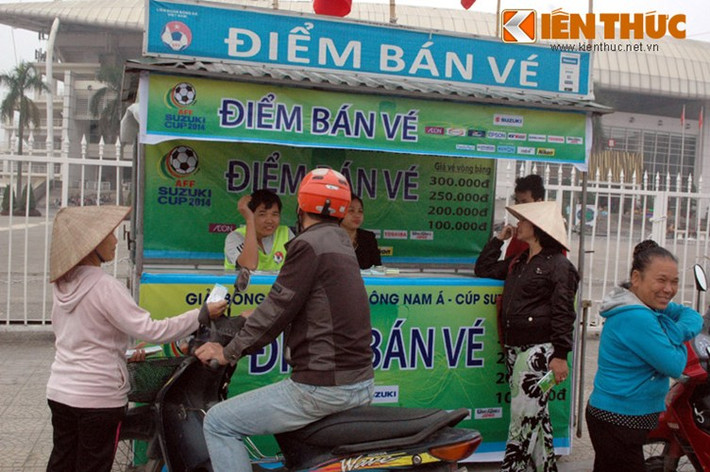 Tuy các quầy bán vé ế khách, nhưng dân phe vé thì vẫn xuất hiện khá đông. Cứ có người tới gần quầy bán vé là dân "phe vé" chạy tới chào mời mua vé, tuy nhiên rất ít người mua vì chê đắt.