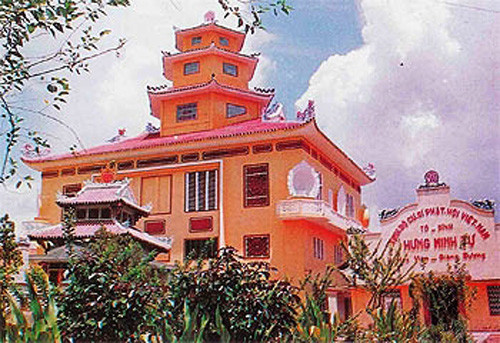 10. Phật tử bàng hoàng phát hiện thi thể 2 thai nhi trong sân chùa. Khoảng 9h45 ngày 19/11, trong lúc đang quét rác trong sân chùa Hưng Minh (đường Lý Chiêu Hoàng, phường 10, quận 6, TP HCM), ông N.C.U (56 tuổi, quê tỉnh Đồng Tháp, phật tử làm công quả tại chùa) nhìn thấy dưới gốc cây trong khuôn viên chùa có một túi vải màu xanh đầy nghi vấn. Ông U. tiến lại kiểm tra thì kinh hoàng phát hiện bên trong là xác 2 thai nhi vài tháng tuổi đã tượng hình. Công an quận 6 đã vào cuộc điều tra vụ việc.