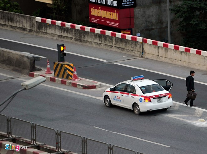 Ngoài ra còn có tình trạng xe taxi đỗ trả khách ngay giữa đường.