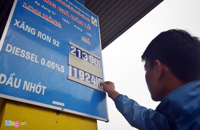 5. Giá xăng giảm kỷ lục gần 1.000 đồng/lít, thấp nhất 3 năm. Tập đoàn Xăng dầu Việt Nam (Petrolimex) cho biết từ 11h trưa 7/11 điều chỉnh giảm giá bán lẻ các mặt hàng xăng dầu. Theo đó, các mặt hàng xăng giảm 950 đồng, dầu hỏa, mazút và diezen giảm 520 - 900 đồng một lít, kg. Theo đó, giá xăng A92 giảm từ 22.340 đồng về 21.390 đồng/lít, thấp nhất trong vòng 3 năm qua. Bên cạnh việc giảm giá xăng dầu, Bộ Công Thương cũng có văn bản yêu cầu điều chỉnh tăng mức trích Quỹ bình ổn giá xăng dầu từ 300 đồng lên 600 đồng một lít, kg từ 11h trưa 7/11.