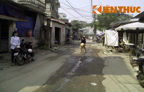 5. Tìm con gái nghi bị bán sang Trung Quốc, bố bị đánh tử vong. Khoảng 19h30 ngày 19/11, tại thôn Nhị Châu, xã Liên Ninh, huyện Thanh Trì, TP Hà Nội xảy ra vụ án mạng khiến ông Nguyễn Minh Tuấn (SN 1970) tử vong. Thời điểm trên, ông Tuấn nhận được tin nhắn của đối tượng Thành (là người yêu của con gái ông Tuấn nhưng bị gia đình ông ngăn cấm) nói là con gái – Nguyễn T. L (SN 1998) bị T. bán sang Trung Quốc. Lo lắng và vô cùng hoảng sợ , ông Tuấn vội đi ra ngoài tìm con gái. Khi đến chỗ ngã ba chợ , ông Tuấn liền bị 5 đối tượng dùng dùi cui điện, gậy gộc vây quanh đánh liên tiếp vào đầu dẫn đến tử vong.