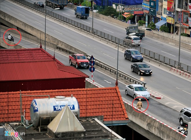 Có người thấy lực lượng chức năng dưới chân cầu nhưng vẫn cố tình đi lên, nhưng khi thấy bóng CSGT liền vội vàng quay đầu bỏ chạy đi ngược chiều.