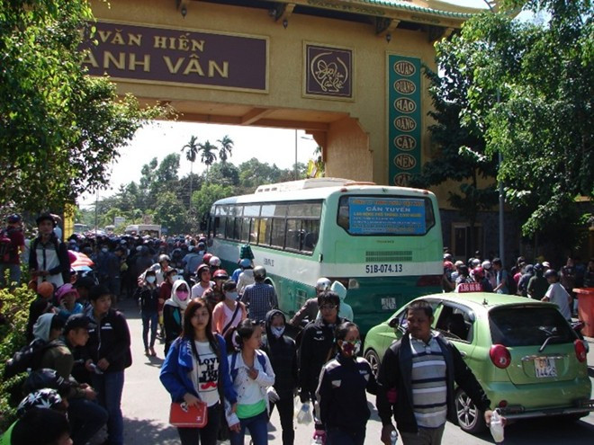 Đến 17h30, vẫn còn khoảng hơn 100.000 người đang còn tập trung trong các điểm vui chơi. Dù rất đông du khách nhưng mọi hoạt động trong khu du lịch diễn ra an toàn, lành mạnh.