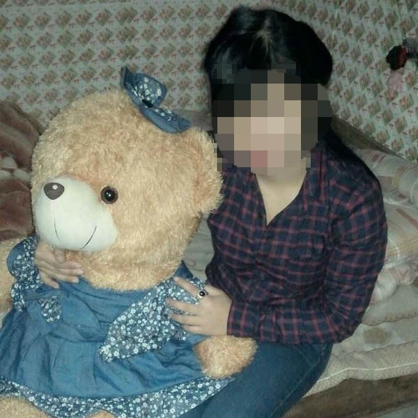 Nguyên nhân ban đầu được xác định là do hai người có quan hệ tình cảm nhưng không được suôn sẻ nên đã cùng nhau tự tử. Tuy nhiên, bạn bè của nữ sinh B. cho biết, B. đã sốc khi biết người yêu có vợ con và đòi chia tay nhưng bị anh này từ chối, đe dọa. Bố mẹ B. cũng nghi ngờ B. có thể bị người yêu ép tự tử cùng.