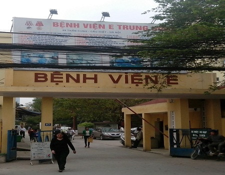 8. Một Phó giám đốc Bệnh viện E bị bắt tại nhà nghỉ cùng 4 đôi nam nữ. Sáng 25/11, PGS.TS Lê Ngọc Thành - Giám Đốc Bệnh viện E Trung ương cho hay, hôm 24/11, bác sỹ Lê Quốc Việt - Phó Giám Đốc của bệnh viện đã bị công an thành phố Hà Nội bắt tại một nhà nghỉ trên phố Phạm Tuấn Tài (Cầu Giấy, Hà Nội). Đảng ủy và Ban Giám đốc bệnh viện E Trung ương đã phải đứng ra bảo lãnh cho ông Việt. Ông Thành thông tin, phía công an cho hay, trong giờ hành chính ông Việt vào nhà nghỉ với một phụ nữ không phải họ hàng, cũng không phải là vợ. Được biết, khi kiểm tra nhà nghỉ đó, công an phát hiện có 4 đôi như vậy và ông Việt là một trong bốn trường hợp đó.