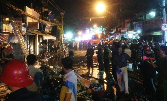 Đến gần 19h cũng ngày, hàng trăm lính cứu hỏa cùng hàng chục xe chữa cháy vẫn nỗ lực dập tắt ngọn lửa lớn đang bao trùm cả cửa hàng kinh doanh phụ tùng xe máy nằm trên đường Xô Viết Nghệ Tĩnh (Q. Bình Thạnh, TP HCM). Tuyến đường Xô Viết Nghệ Tĩnh là tuyến huyết mạch từ trung tâm các quận nội thành ra vùng ngoại thành như Thủ Đức, QL13, QL1...ra các tỉnh miền Đông... Do bị phong tỏa nên nhiều tuyến đường xung quanh đã xảy ra cảnh hỗn loạn, ùn tắc giao thông nghiêm trọng.