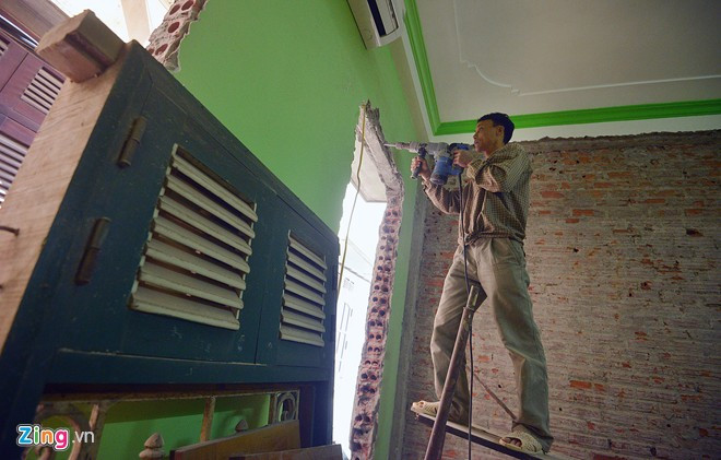 Năm 2012, cậu bé Nguyễn Thế Hoàn thi đỗ vào 3 trường THPT chuyên Thái Bình, THPT chuyên ĐH Sư Phạm và chuyên Khoa học Tự nhiên Hà Nội. Để có tiền cho con ăn học bố mẹ Hoàn đã phải khăn gói từ vùng quê nghèo Thái Bình lên Hà Nội làm nghề phụ hồ nuôi Hoàn ăn học.