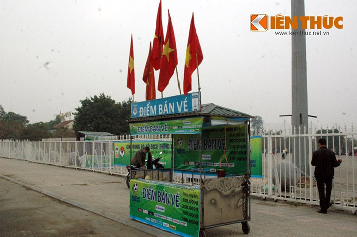8. Vé AFF Cup ế chỏng chơ, nhân viên bán vé bỏ cả quầy. Ghi nhận của PV Kiến Thức vào sáng 21/11 (tức chỉ còn 1 ngày nữa, trái bóng vòng loại AFF Suzuki Cup 2014 chính thức lăn trên SVĐ Mỹ Đình, Hà Nội), khán giả đến mua vé rất ít. Cả ngày chỉ bán được 10 vé, dân phe vé đông hơn cả khách, nhiều quầy bán vé AFF Suzuki Cup 2014 bị bỏ không trên sân Mỹ Đình.