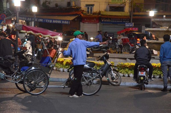 Mưu sinh trong đêm lạnh.