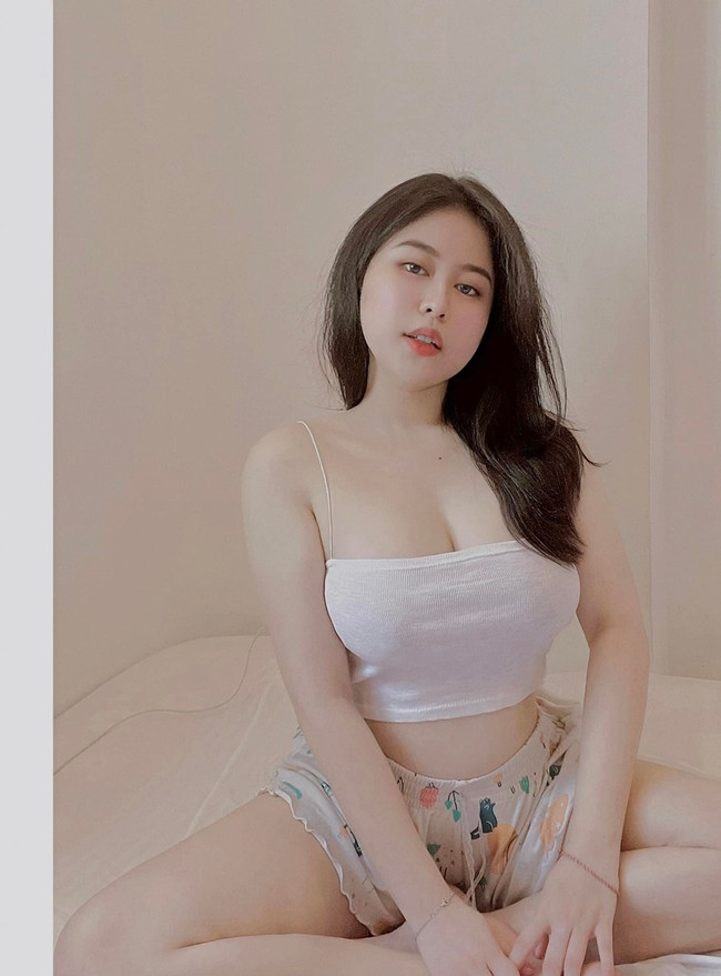 Ngọc Huyền gây ấn tượng trên mạng xã hội với vẻ ngoài mũm mĩm riêng biệt cùng phong cách thời trang quyến rũ.
